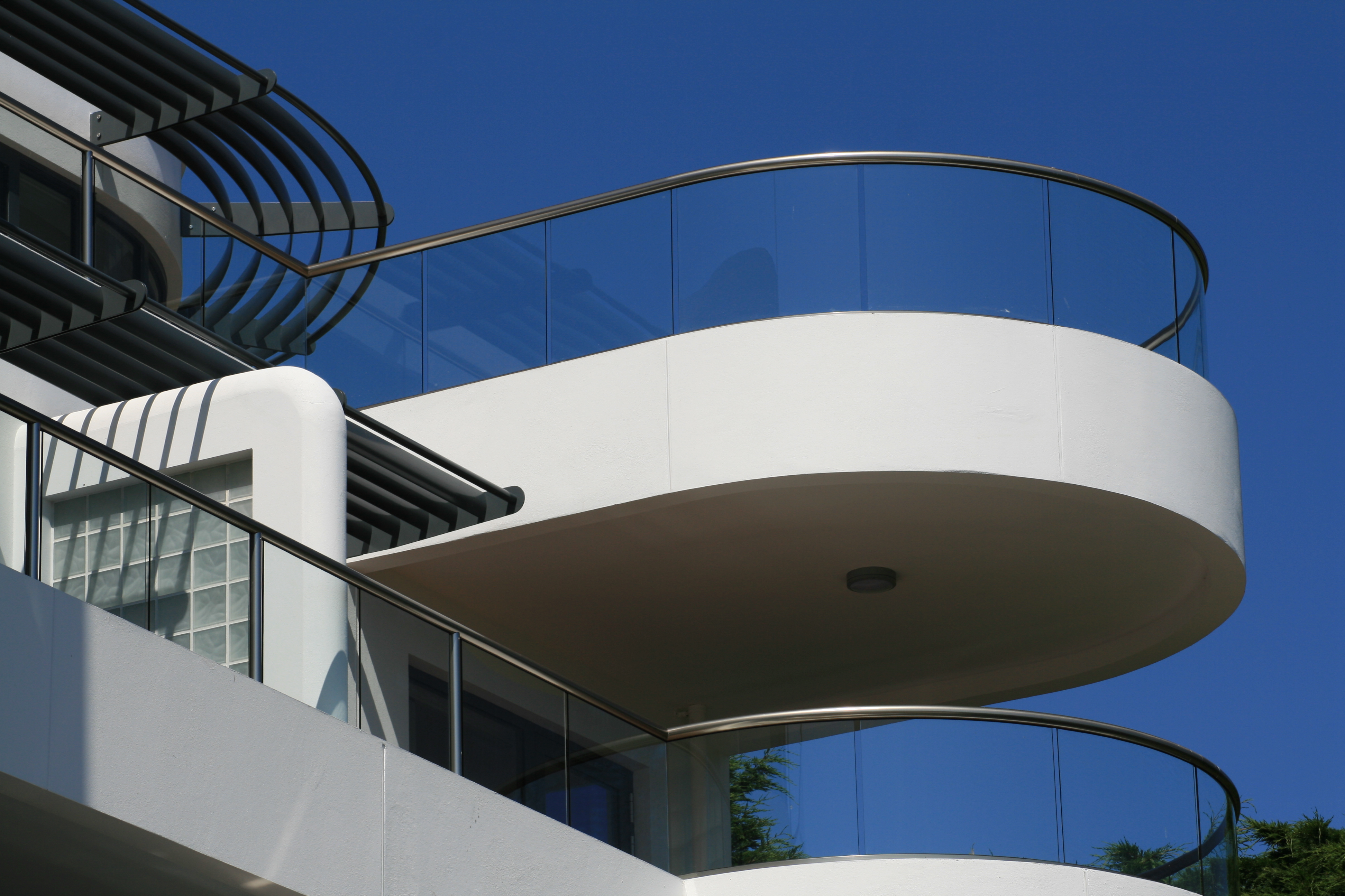 glass balustrade with top tail